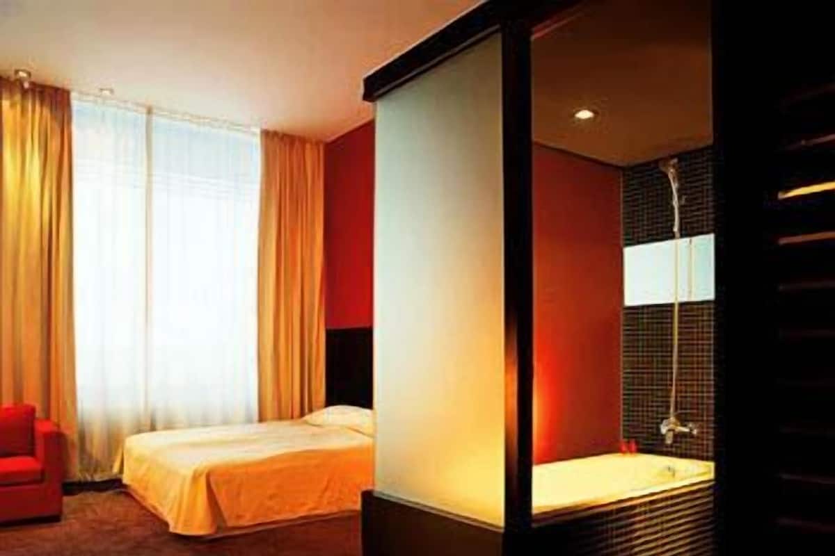 Chambre Deluxe, grand lit | Coffre-fort, bureau, rideaux d’obscurcissement, système d’insonorisation