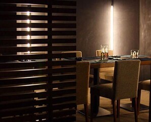 Serveert ontbijt, lunch en diner