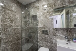 スタンダード ダブルルーム | バスルーム | シャワー、ヘアドライヤー、タオル