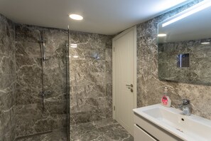 Suite, terrasse | Salle de bain | Douche, séchoir à cheveux, serviettes fournies