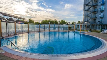 Una piscina al aire libre