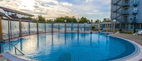 Una piscina al aire libre