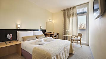 Frigobar, cofres nos quartos, escrivaninha, Wi-Fi de cortesia