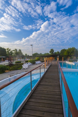 Piscina externa. Hotel Izvir - Sava Hotels & Resorts