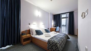 Minibar, caja de seguridad en la habitación y escritorio