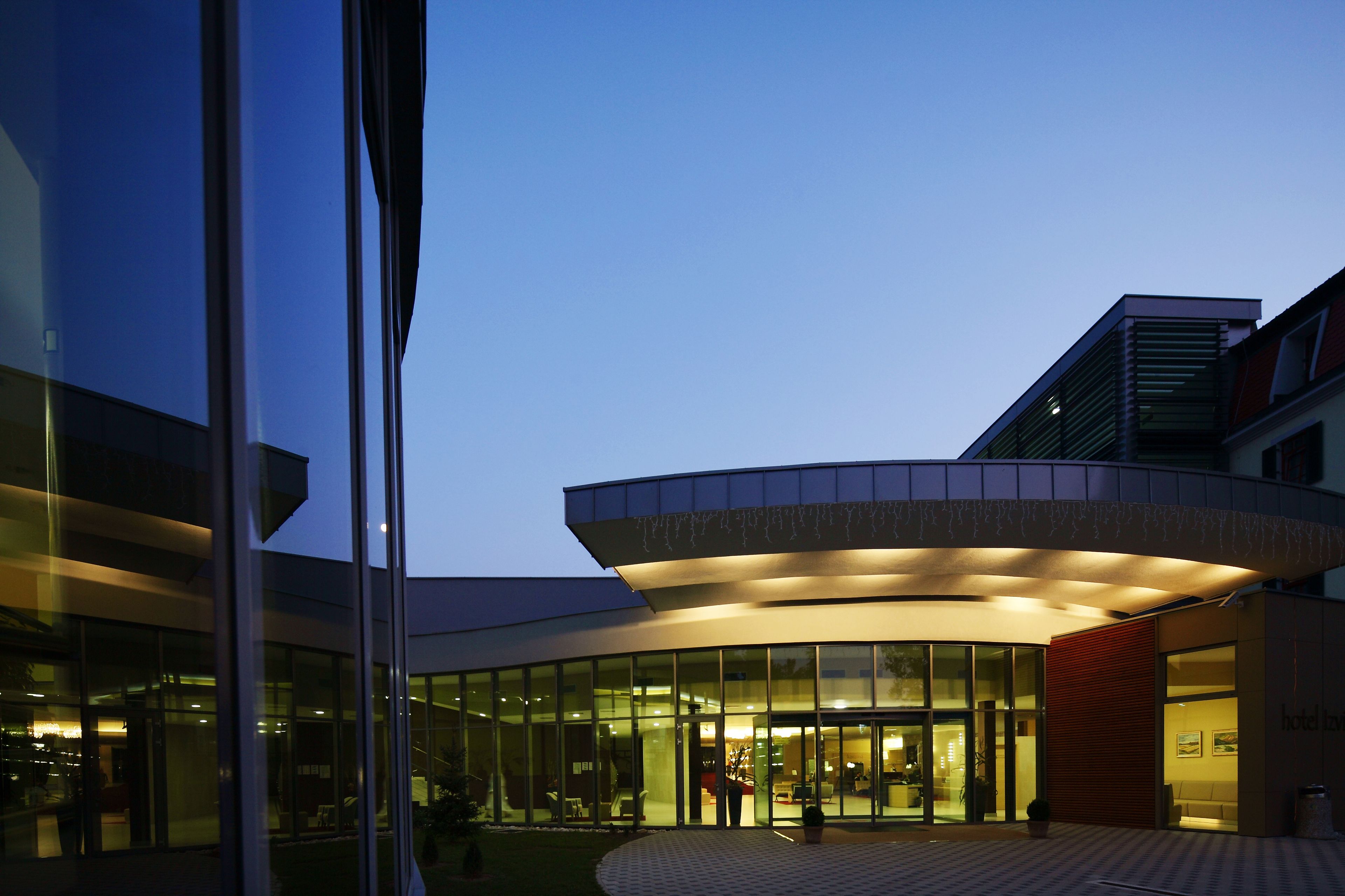 Fassade der Unterkunft – Abend/Nacht