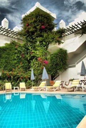 2 개의 야외 수영장, 08:00 ~ 20:00 오픈, 수영장 파라솔, 일광욕 의자