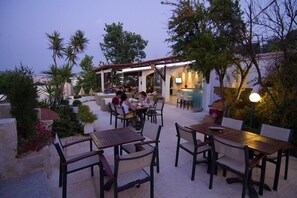 Petit déjeuner, déjeuner et dßner servis sur place, vue sur la piscine