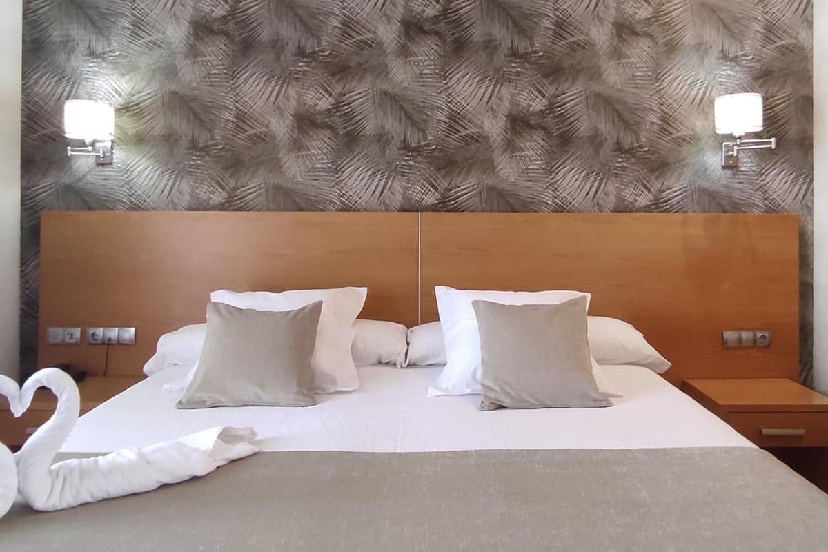 1 bedroom, in-room safe, desk, soundproofing