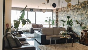 A living room with a sofa set, a coffee table, and potted plants. - Peregrina (Sanxenxo)