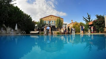 2 outdoor pools