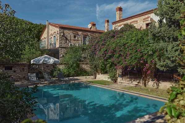 2 outdoor pools