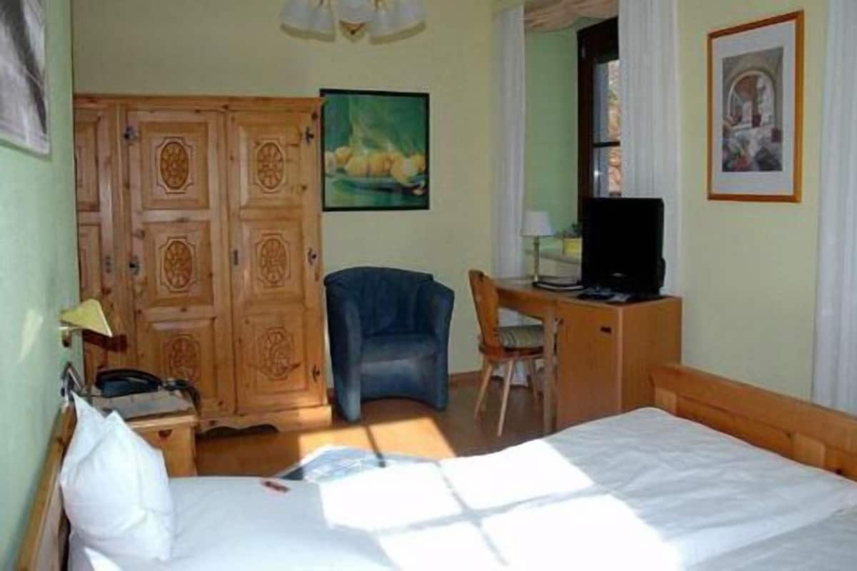 Eenpersoonskamer | Een minibar, een kluis op de kamer, een strijkplank/strijkijzer