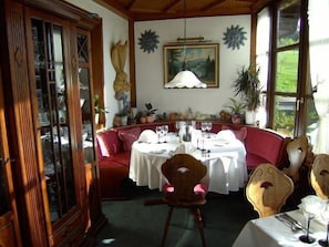 Petit déjeuner, déjeuner et dîner servis sur place