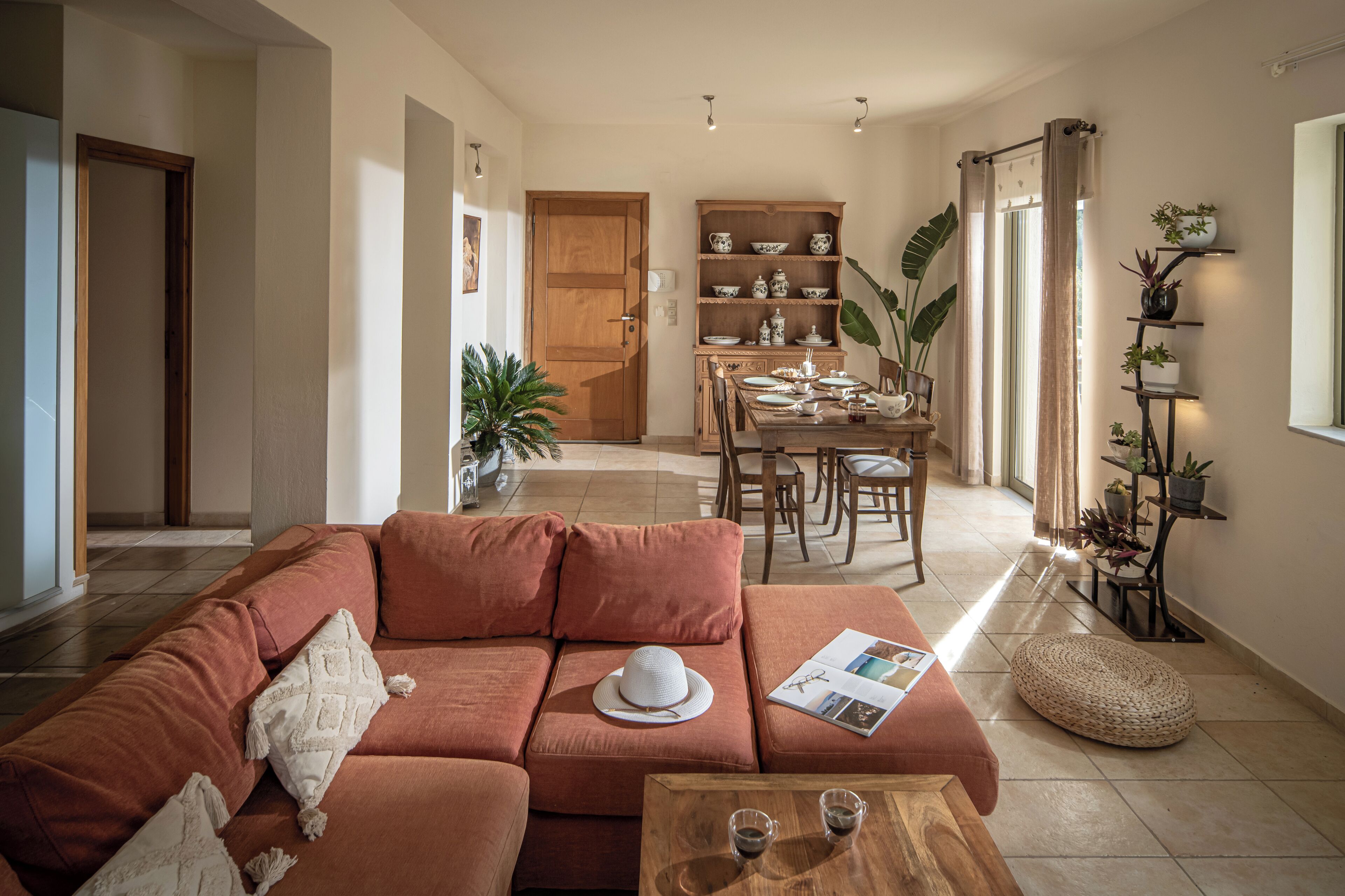Una sala de estar con sofá, mesa de centro y comedor con sillas y una mesa.