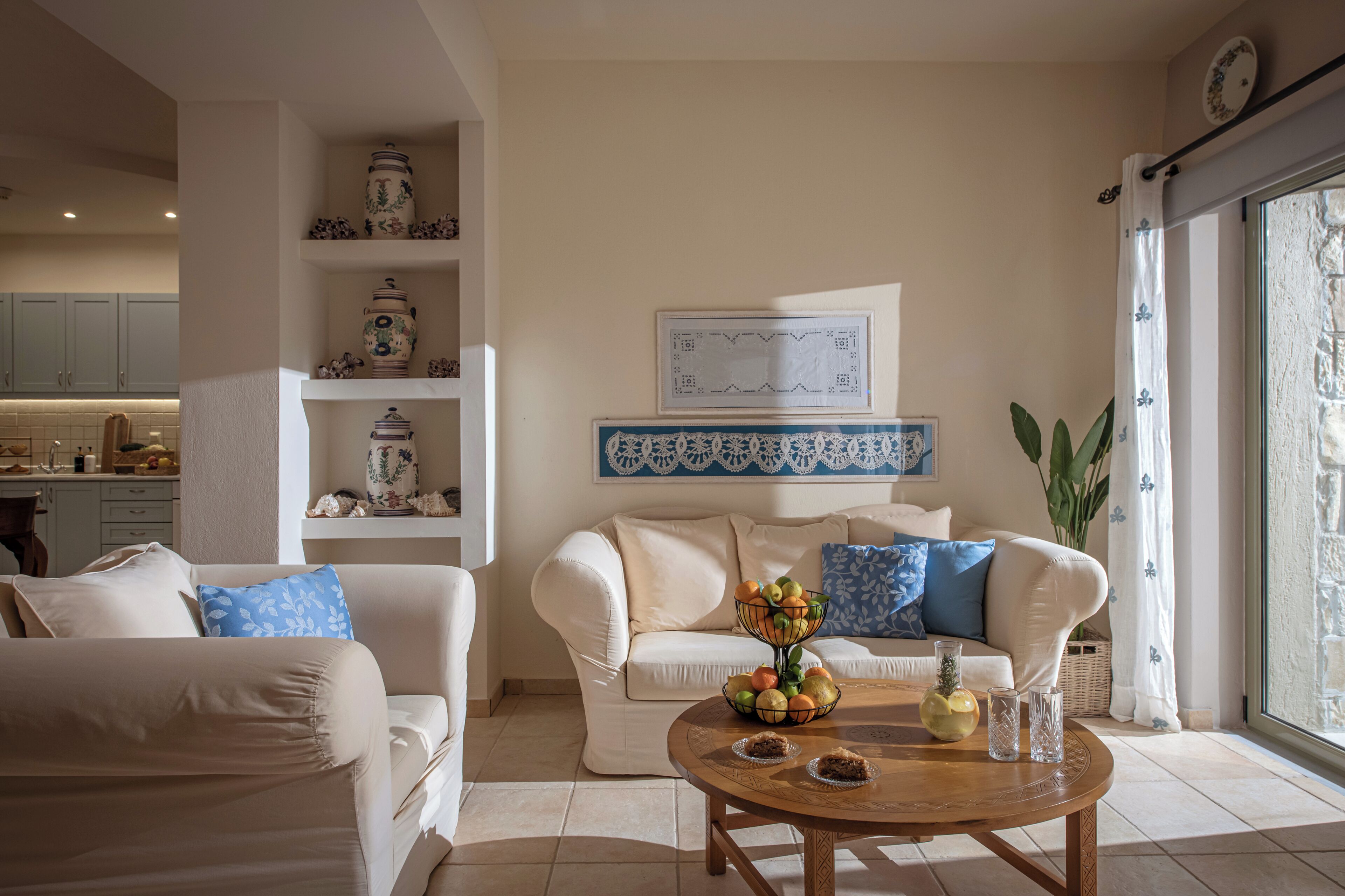 Een woonkamer met een bank, salontafel en decoratieve accessoires.