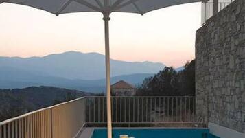 Kolam renang outdoor, dengan cabana gratis dan payung kolam renang