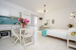 สตูดิโอ (For 2) | โต๊ะทำงาน, เตารีด/โต๊ะรีดผ้า, เปล/เตียงเด็กอ่อน (ฟรี), Wi-Fi ฟรี