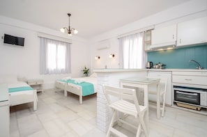 Desk, iron/ironing board, free cots/infant beds, free WiFi - Lygdamis Hotel (Naxos)