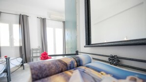 Une chambre d’hôtel avec un lit, un grand miroir et une vue sur l’extérieur.