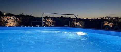 Una piscina al aire libre de temporada (de 09:00 a 20:00), sombrillas