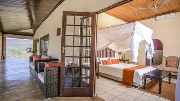 Honeymoon Room | Minibar, in-room safe, desk, iron/ironing board