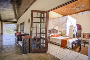 Honeymoon Room | Minibar, in-room safe, desk, iron/ironing board - Abangane Guest Lodge (Mbombela)