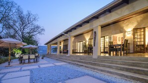 A covered outdoor patio with seating and a view of the landscape. - Abangane Guest Lodge (Mbombela)