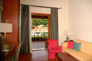 1 غرفة نوم وميني بار وخزنة داخل الغرفة ومكتب