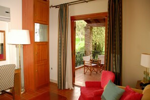 1 غرفة نوم وميني بار وخزنة داخل الغرفة ومكتب