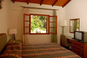 1 غرفة نوم ومي ني بار وخزنة داخل الغرفة ومكتب