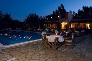 Seasonal outdoor pool, open 9:00 AM to 8:00 PM, pool umbrellas - Corfu Club (Corfu)