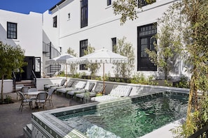 Seasonal outdoor pool, pool loungers - Cape Cadogan Boutique Hotel (Cape Town)