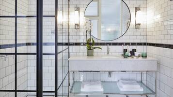 Luxury Room | Bathroom
