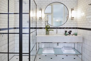 Luksushuone | Kylpyhuone | Erillinen kylpyamme ja suihku, ympäristöystävälliset hygieniatuotteet