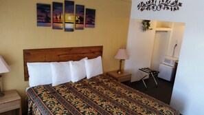 Standard Room, 1 King Bed, Non Smoking | Blackout drapes, iron/ironing board, free WiFi, bed sheets - Supai Motel (Seligman)
