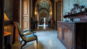 A grand hallway with an arched ceiling, a wooden bench, and a cabinet with decorative items. - Dimora del Prete di Belmonte - Bed & Breakfast (Venafro)