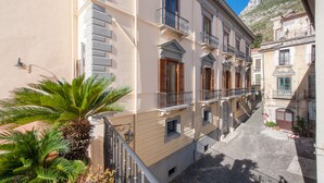 A narrow street with buildings on both sides, featuring balconies and a cobblestone path. - Dimora del Prete di Belmonte - Bed & Breakfast (Venafro)
