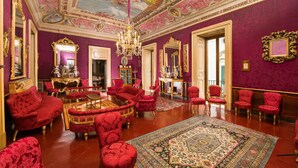 A luxurious room with red velvet sofas, ornate chandeliers, and a large ornate rug. - Dimora del Prete di Belmonte - Bed & Breakfast (Venafro)