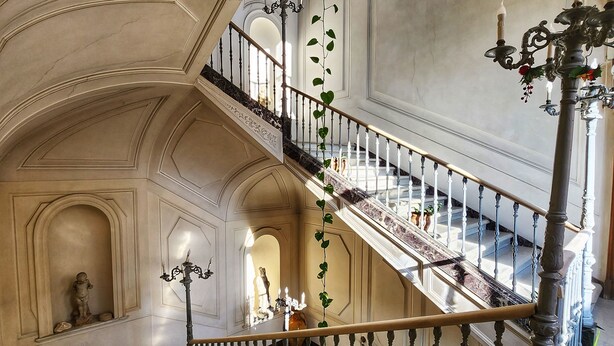 A grand staircase with marble steps and ornate railings, leading to an upper level with a balcony. - Dimora del Prete di Belmonte - Bed & Breakfast (Venafro)