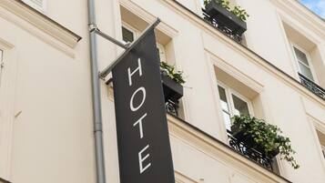 Un letrero de hotel con el nombre 'HOTEL' y 'Les Fantins de Villa' escrito debajo.