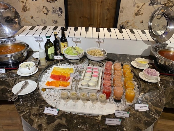 Petit déjeuner buffet (1250 INR par personne)