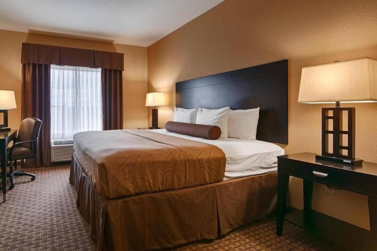 Pillowtop-patjalliset sängyt, tallelokero huoneessa, työpöytä