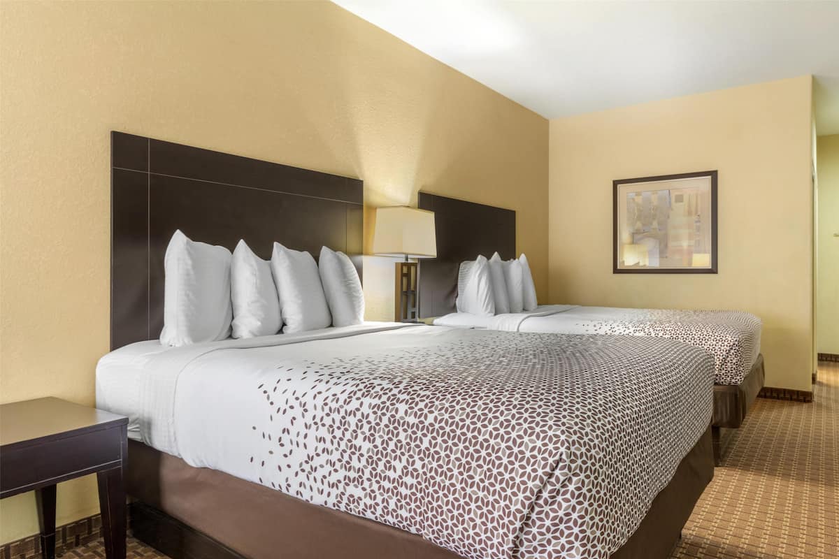 Chambre Standard, 2 grands lits, non-fumeur, réfrigérateur et four à micro-ondes