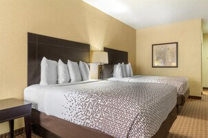 Colchones con pillow-top y caja de seguridad en la habitación 