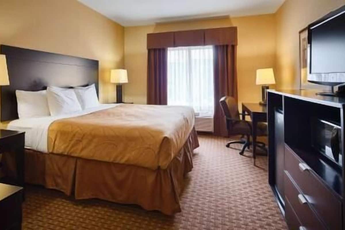 Pillowtop-patjalliset sängyt, tallelokero huoneessa, työpöytä