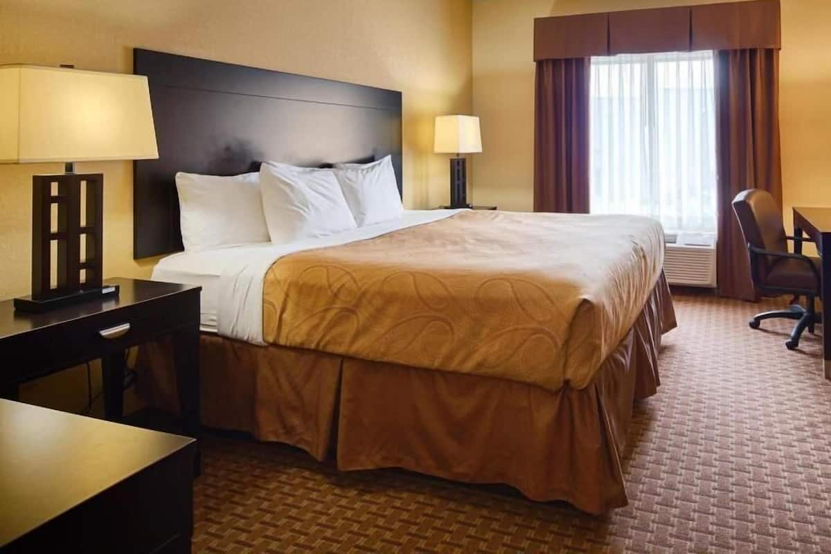 Pillowtop-patjalliset sängyt, tallelokero huoneessa, työpöytä