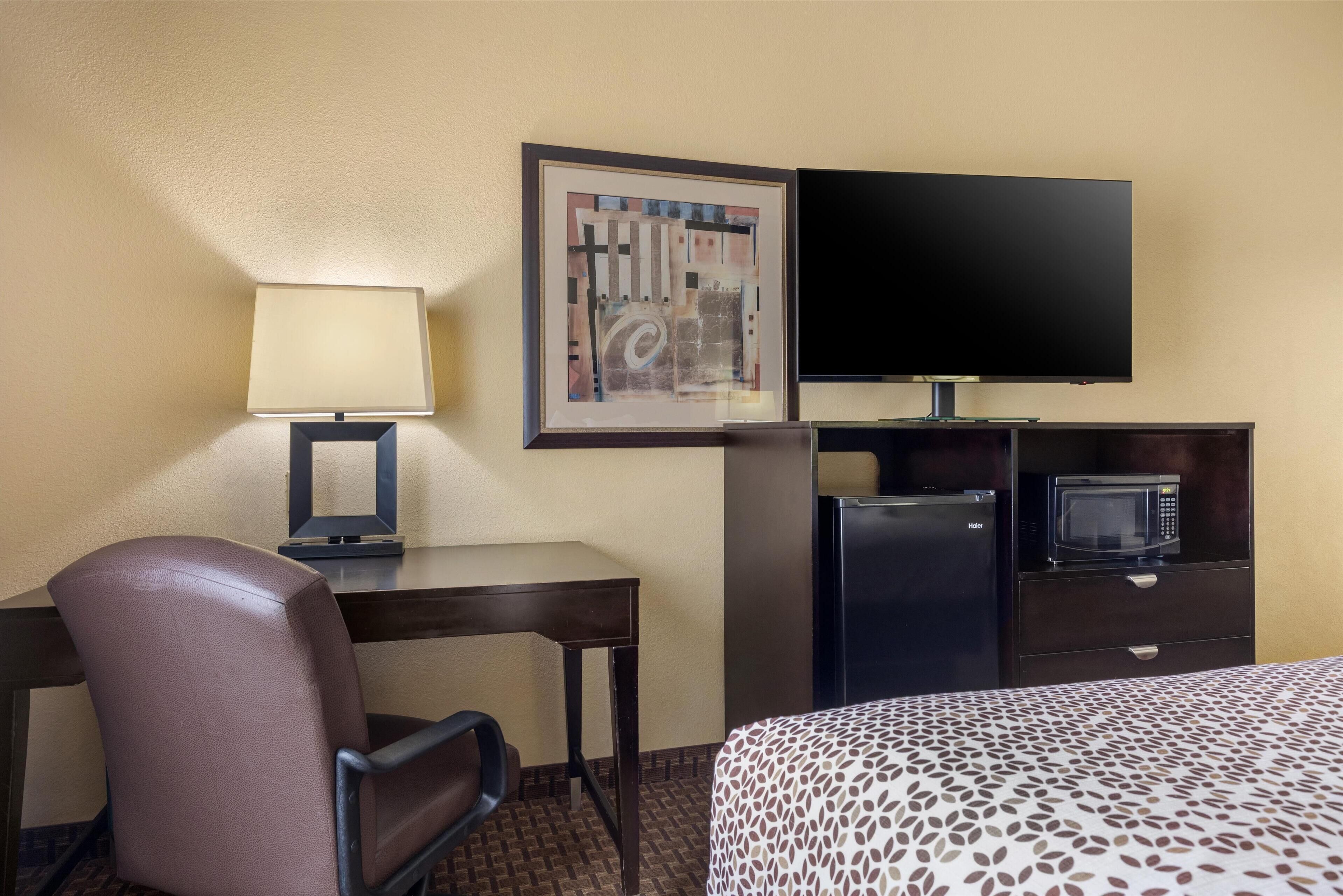 standard room, 1 king bed, non smoking, refrigerator & microwave | pillow-top beds, in-room safe, desk, laptop workspace