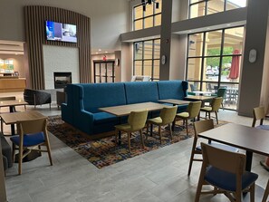 Café da manhã com buffet grátis todos os dias