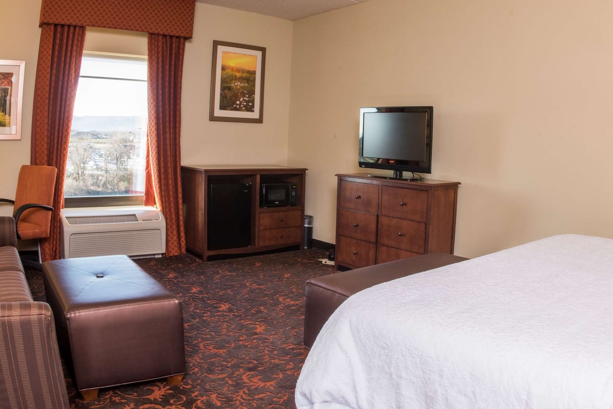 Een kluis op de kamer, een strijkplank/strijkijzer, gratis babybedden